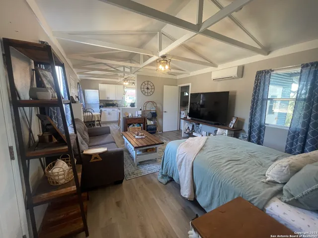 $925,000 | 792 Alamo Beach Road, Pipe Creek, TX 78063