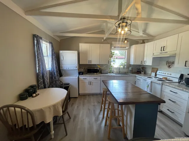 $925,000 | 792 Alamo Beach Road, Pipe Creek, TX 78063