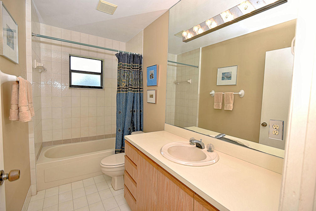 13154 165th Road North Jupiter, FL 33478 - Photo 12 of 25 Guest bath