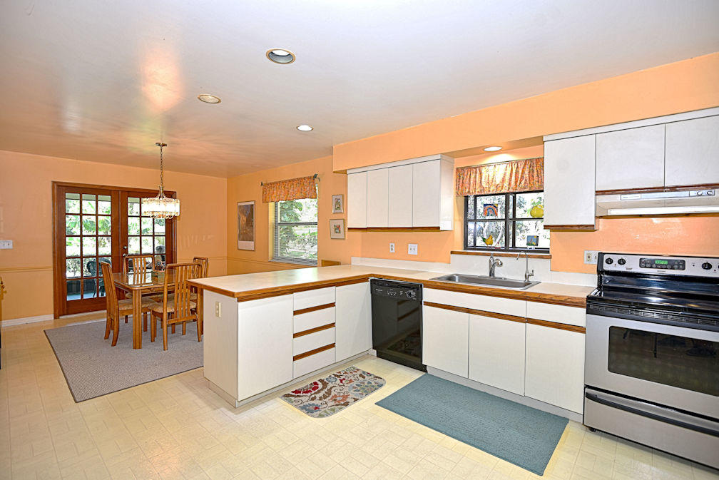 13154 165th Road North Jupiter, FL 33478 - Photo 17 of 25 Kitchen Dining (3)