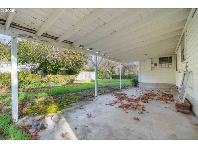 a view of a backyard