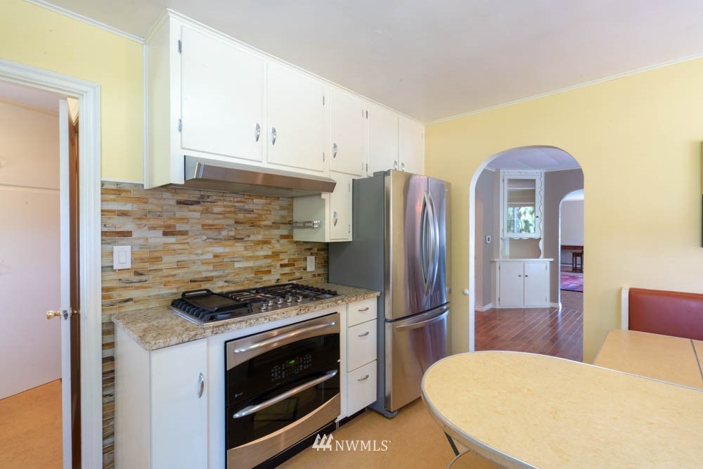 11481 Walker Road Mount Vernon, WA 98273 - Photo 12 of 38 a kitchen with stainless steel appliances a stove a refrigerator and cabinets