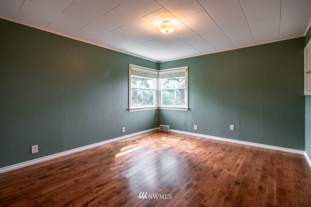 11481 Walker Road Mount Vernon, WA 98273 - Photo 17 of 38 an empty room with windows
