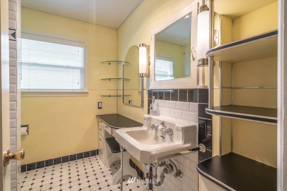 11481 Walker Road Mount Vernon, WA 98273 - Photo 19 of 38 a bathroom with a sink a mirror and a shower