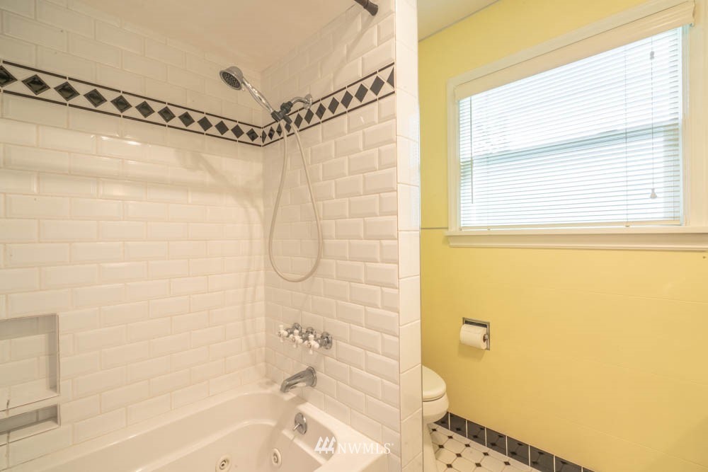 11481 Walker Road Mount Vernon, WA 98273 - Photo 20 of 38 a bathroom with a shower and a sink