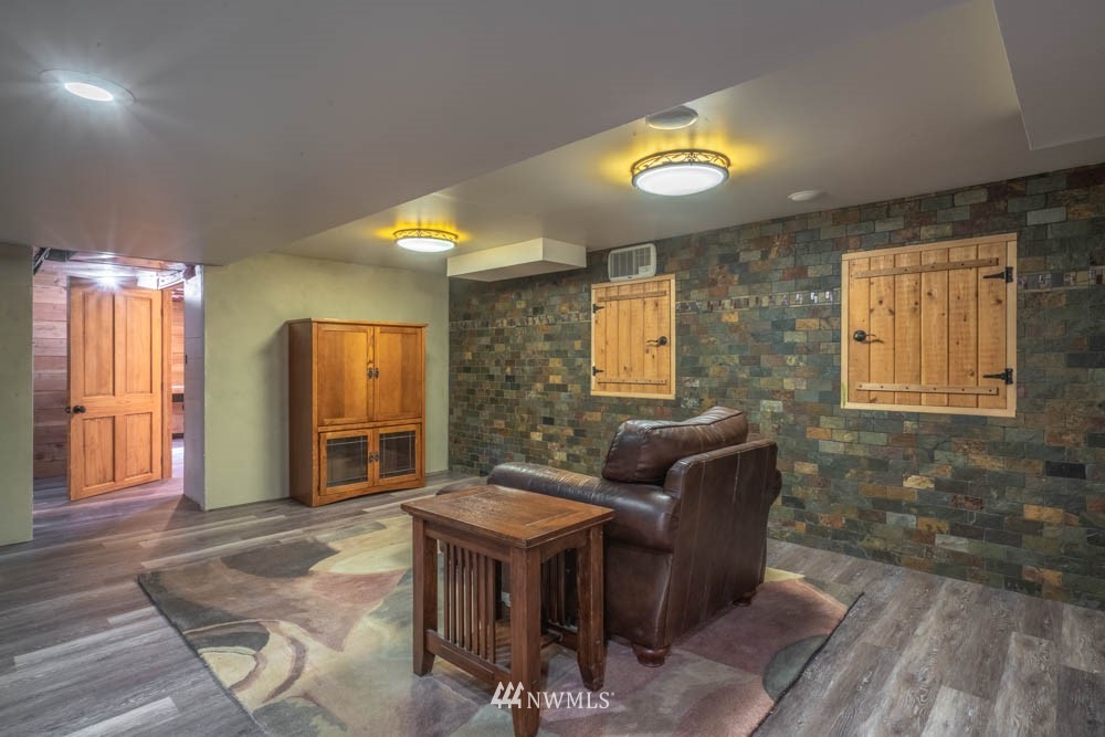 11481 Walker Road Mount Vernon, WA 98273 - Photo 25 of 38 a living room with furniture a lamp and a table