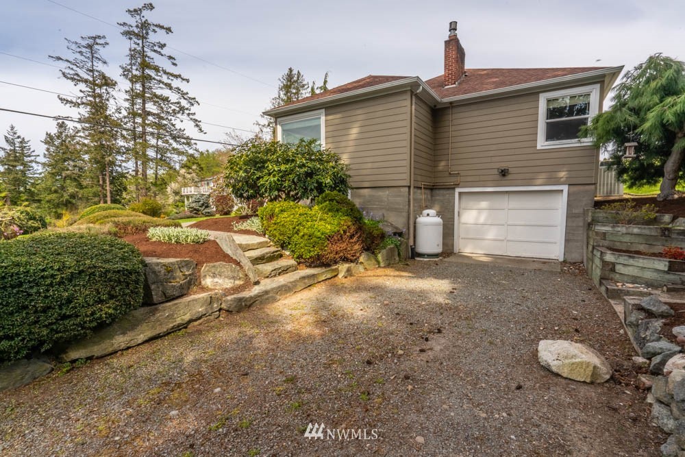 11481 Walker Road Mount Vernon, WA 98273 - Photo 33 of 38 a view of a house with a yard