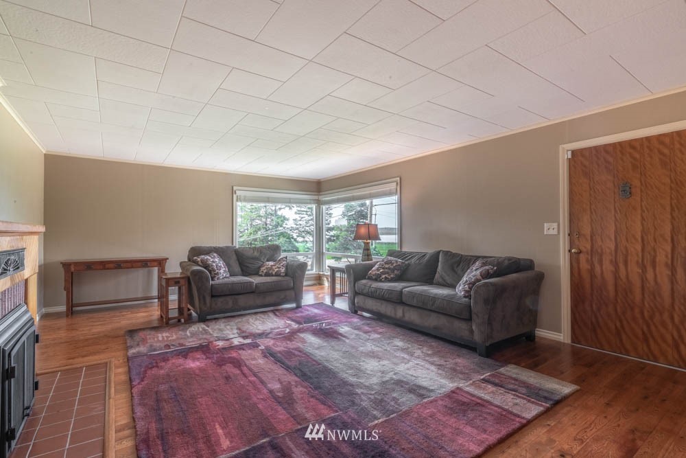 11481 Walker Road Mount Vernon, WA 98273 - Photo 7 of 38 a living room with furniture and a window
