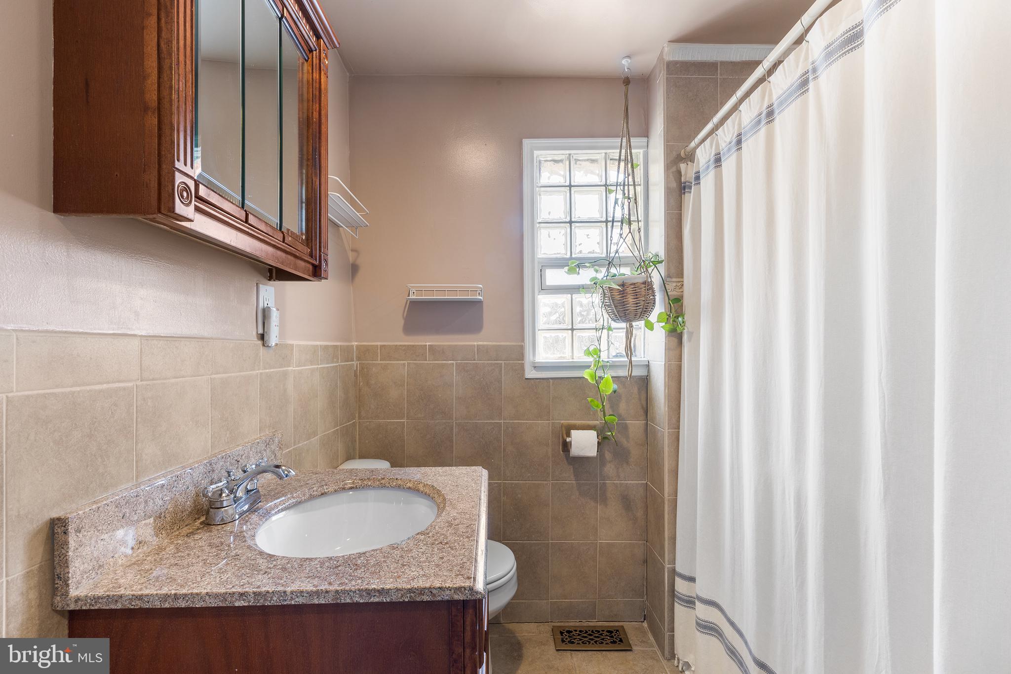 1609 Reed Street Philadelphia, PA 19146 - Photo 19 of 24 Large Hall Bathroom