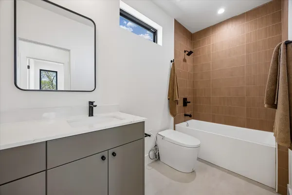 a view of a livingroom with a ceiling fan