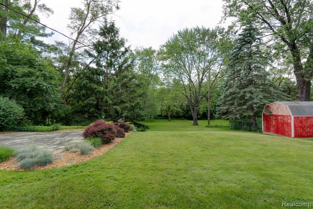 16849 Rougeway Street Livonia, MI 48154 - Photo 25 of 28