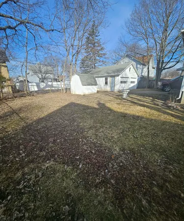 a view of back yard of the house