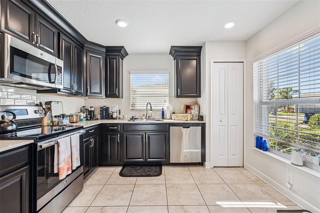 3365 Raleigh Drive Winter Haven, FL 33884 - Photo 10 of 39 a kitchen with a sink window and cabinets
