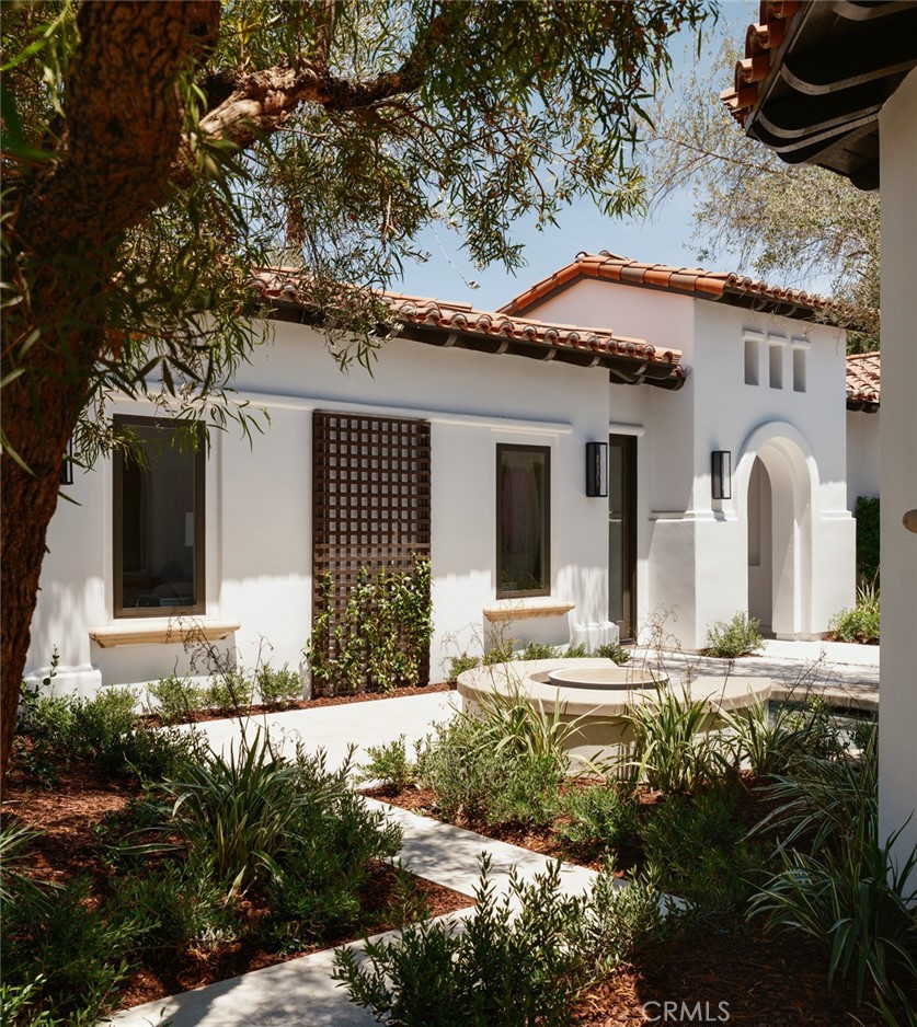 76476 Via Chianti Indian Wells, CA 92210 - Photo 5 of 74 a front view of a house with garden