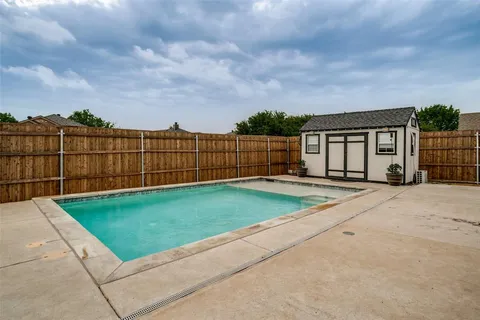 a view of a backyard