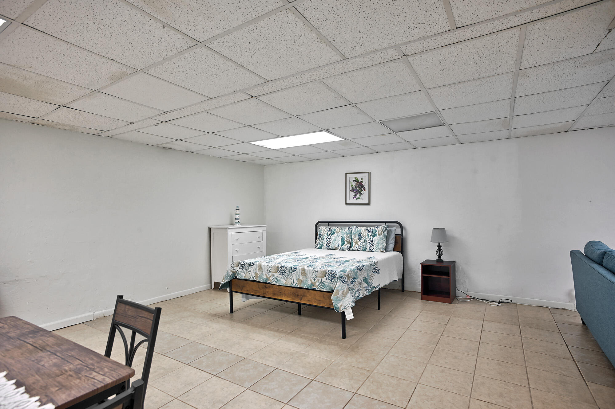 8517 Jimmy Buffett Mem Highway Melbourne Beach, FL 32951 - Photo 38 of 60 a room with a bed and a chair in it