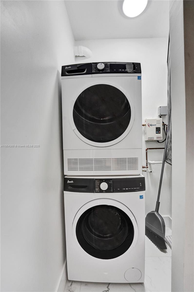 8900 Washington Street, Unit 506A Pembroke Pines, FL 33025 - Photo 14 of 28 a utility room with dryer and washer