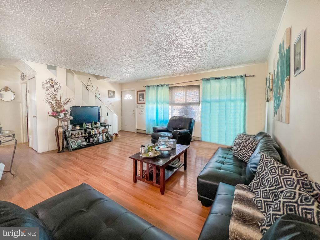 31 Petunia Road Levittown, PA 19056 - Photo 4 of 19 Gallery Image 4