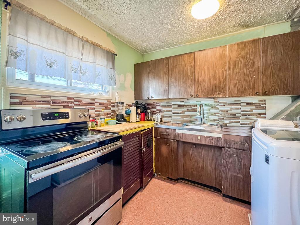 31 Petunia Road Levittown, PA 19056 - Photo 8 of 19 Gallery Image 8