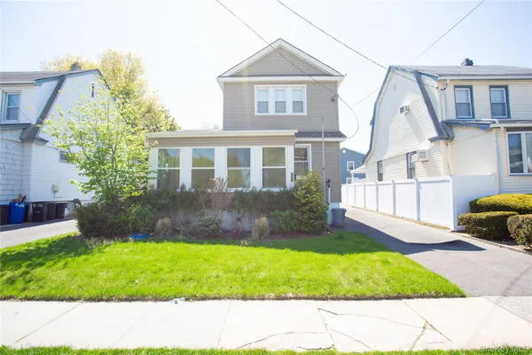 $4,200 | 363 Hewlett Parkway, Hewlett, NY 11557