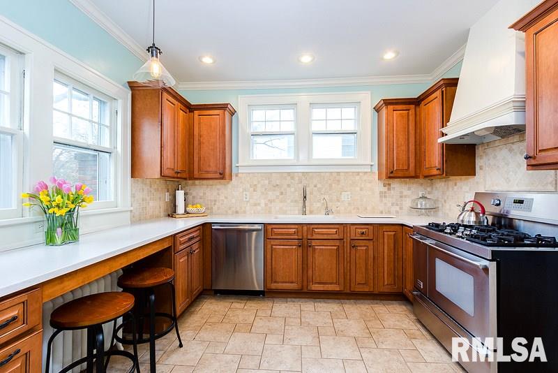 2739 Middle Road Davenport, IA 52803 - Photo 10 of 24 Gallery Image 10