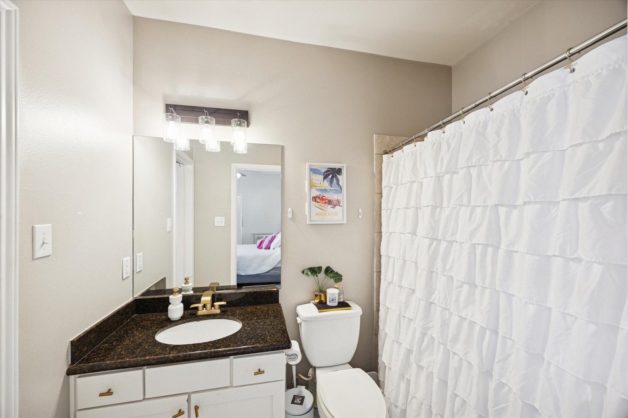4411 Koehler Street, Unit E Houston, TX 77007 - Photo 15 of 22 3rd level secondary bathroom