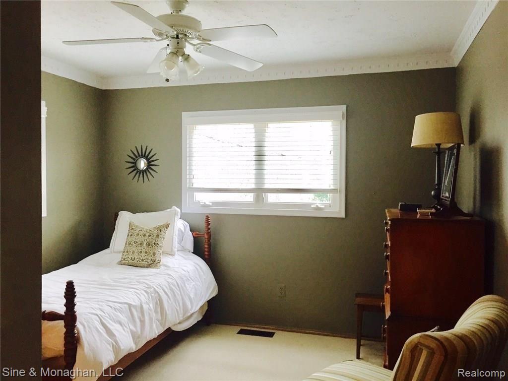 1761 Roslyn Road Grosse Pointe, MI 48236 - Photo 9 of 21 1761 Roslyn green bedroom to back USE.jpg