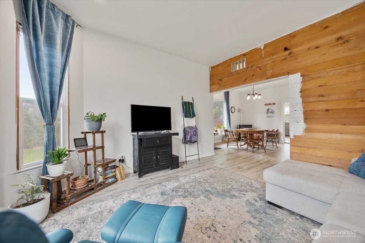 515 North 3rd Street Dayton, WA 99328 - Photo 12 of 31 a living room with furniture and a flat screen tv