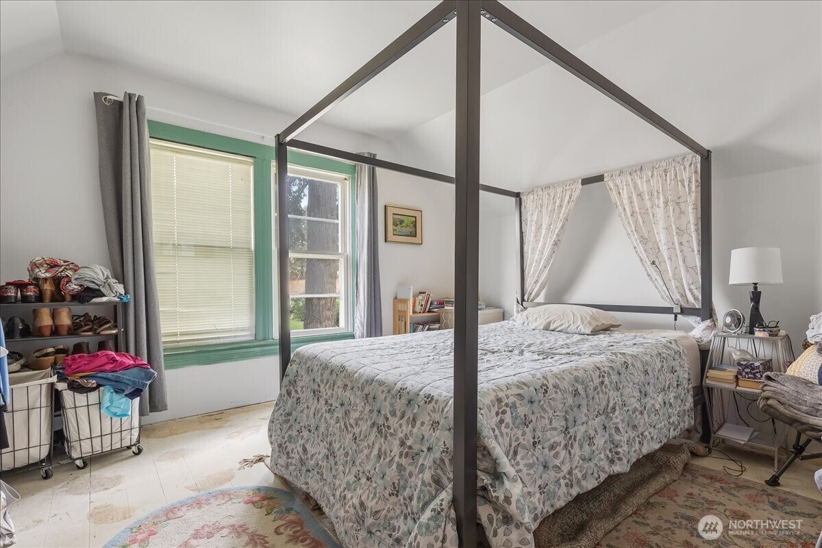 515 North 3rd Street Dayton, WA 99328 - Photo 25 of 31 a bedroom with bed and a window