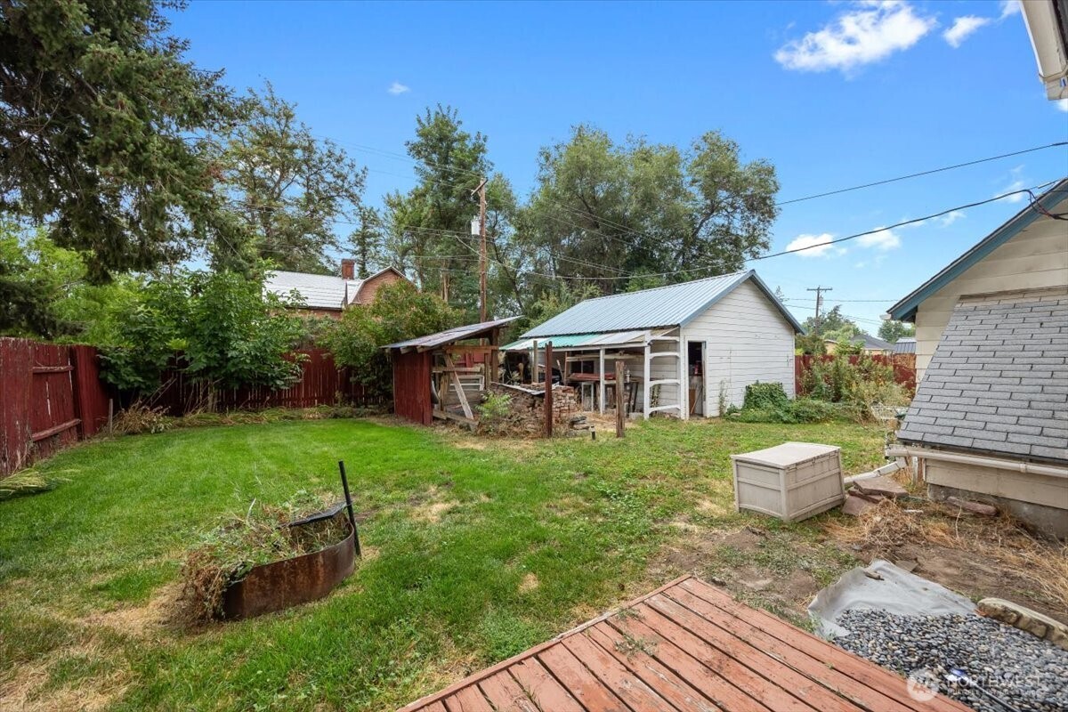 515 North 3rd Street Dayton, WA 99328 - Photo 29 of 31 a front view of a house with garden