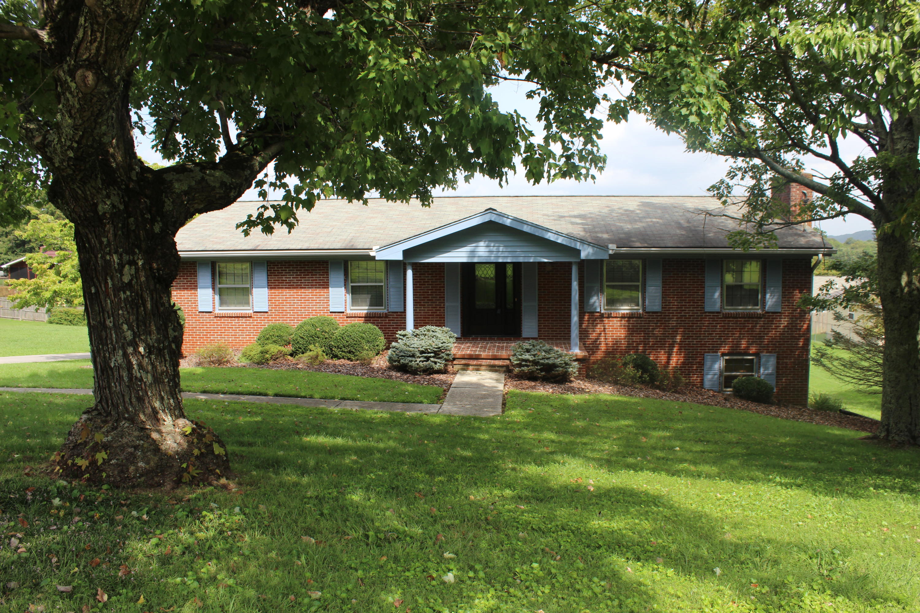 8224 Spruceland Road Powell, TN 37849 - Photo 2 of 26 IMG_9242