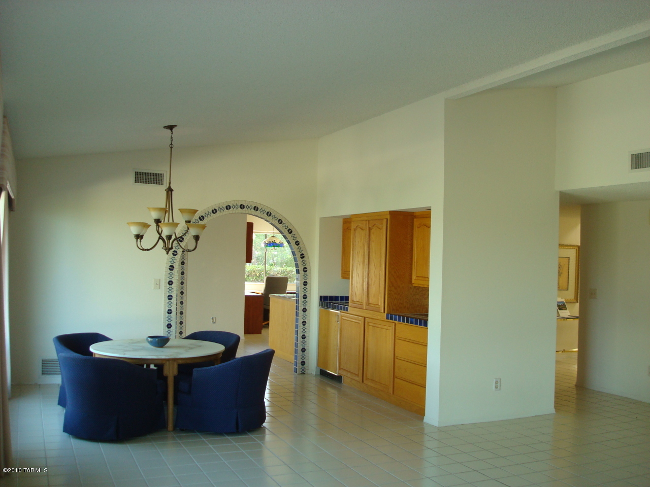 9985 North Desert Sky Road Oro Valley, AZ 85737 - Photo 11 of 43 a view of living room with furniture