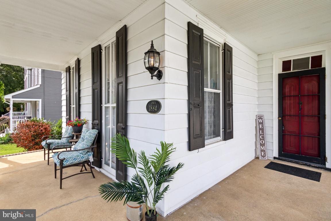 503 Kings Highway Mickleton, NJ 08056 - Photo 3 of 26 a living room with furniture and a potted plant