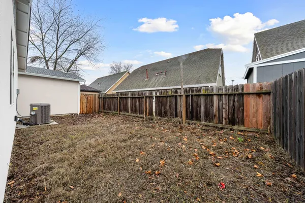 a view of a backyard
