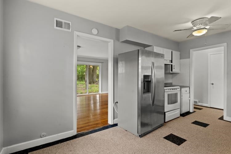 1042 Ivy Road Memphis, TN 38117 - Photo 7 of 27 a kitchen with stainless steel appliances a refrigerator and a stove