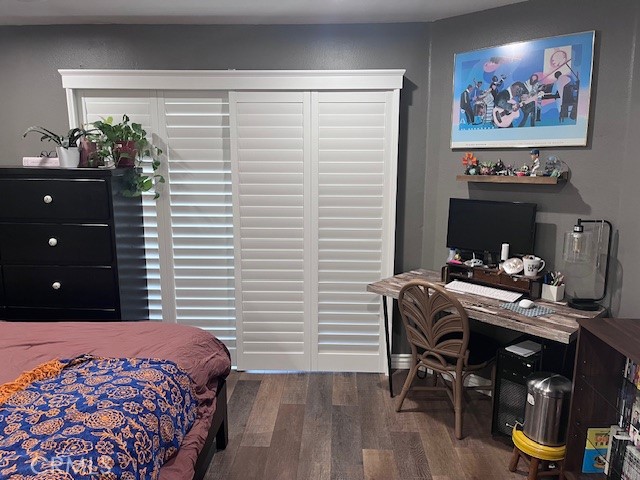 7300 Quill Drive, Unit 210 Downey, CA 90242 - Photo 8 of 12 a bedroom with a bed and a table in it