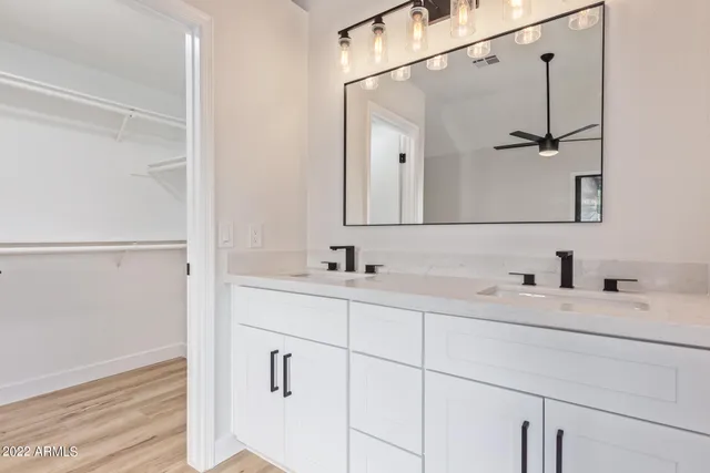 $2,350 | 11 North Concord Street, Gilbert, AZ 85234