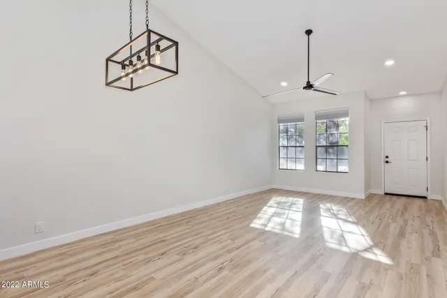 $2,350 | 11 North Concord Street, Gilbert, AZ 85234