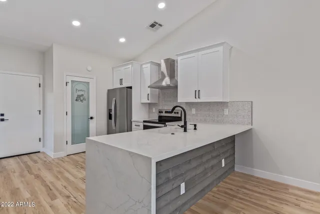 $2,350 | 11 North Concord Street, Gilbert, AZ 85234