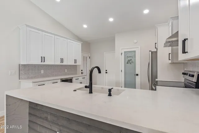 $2,350 | 11 North Concord Street, Gilbert, AZ 85234