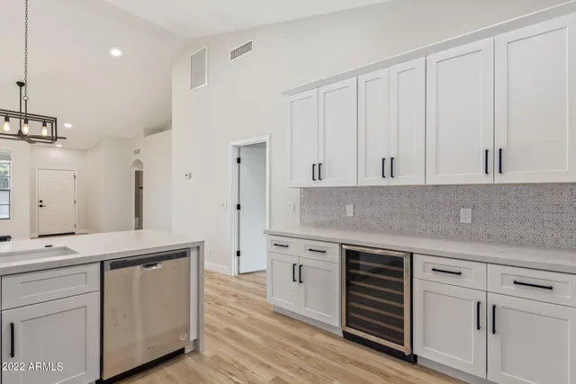 $2,350 | 11 North Concord Street, Gilbert, AZ 85234