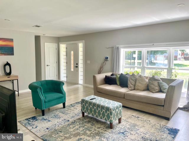 378 Eggert Crossing Road Ewing, NJ 08638 - Photo 4 of 24