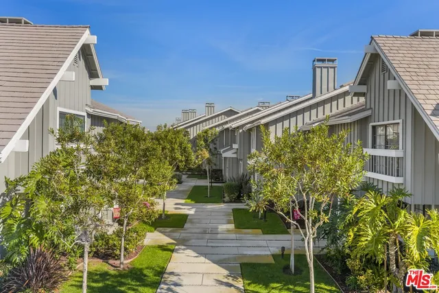 $1,175,000 | 306 Regatta Way, Seal Beach, CA 90740