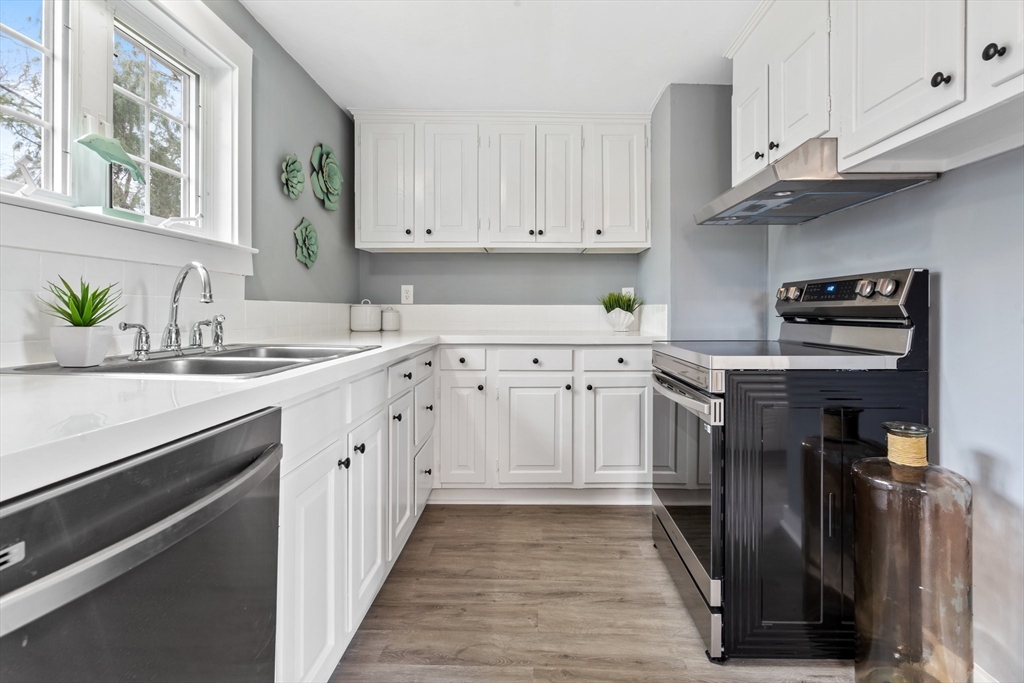 536 Strawberry Hill Road Barnstable, MA 02632 - Photo 4 of 27 Gallery Image 4