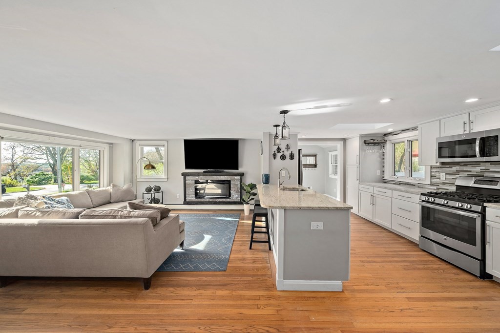 28 Riverside Circle Marshfield, MA 02050 - Photo 4 of 38