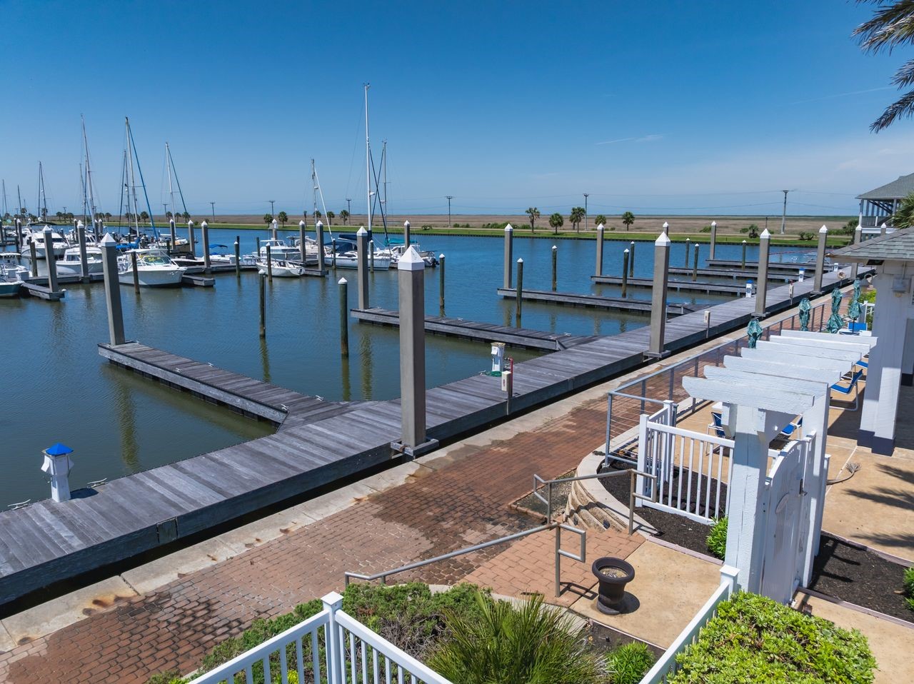 9 Half Moon Hitchcock, TX 77563 - Photo 18 of 39 a view of balcony and deck with two chairs