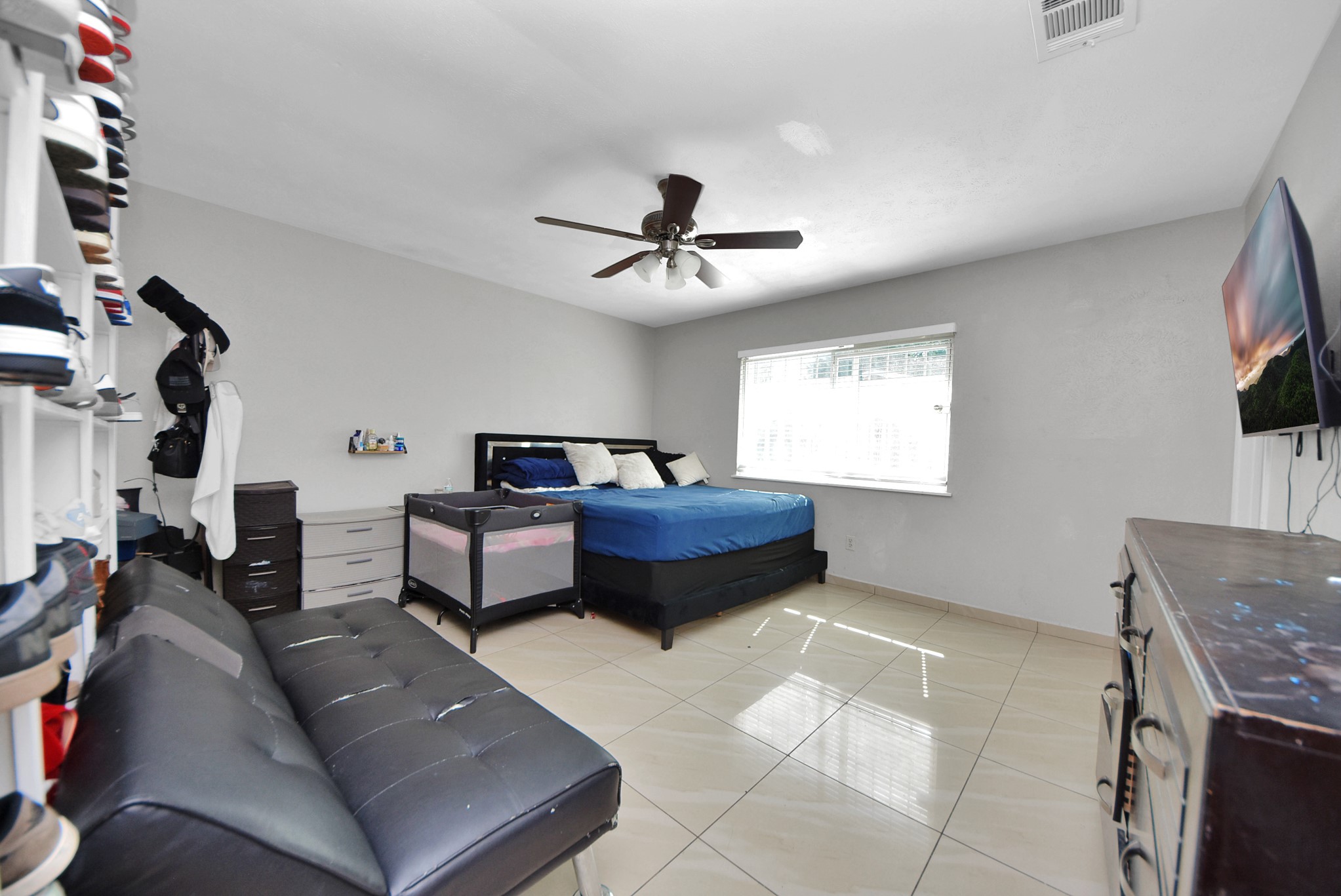 4815 Prairie Ridge Road Houston, TX 77053 - Photo 20 of 44 a living room with furniture a flat screen tv and a window