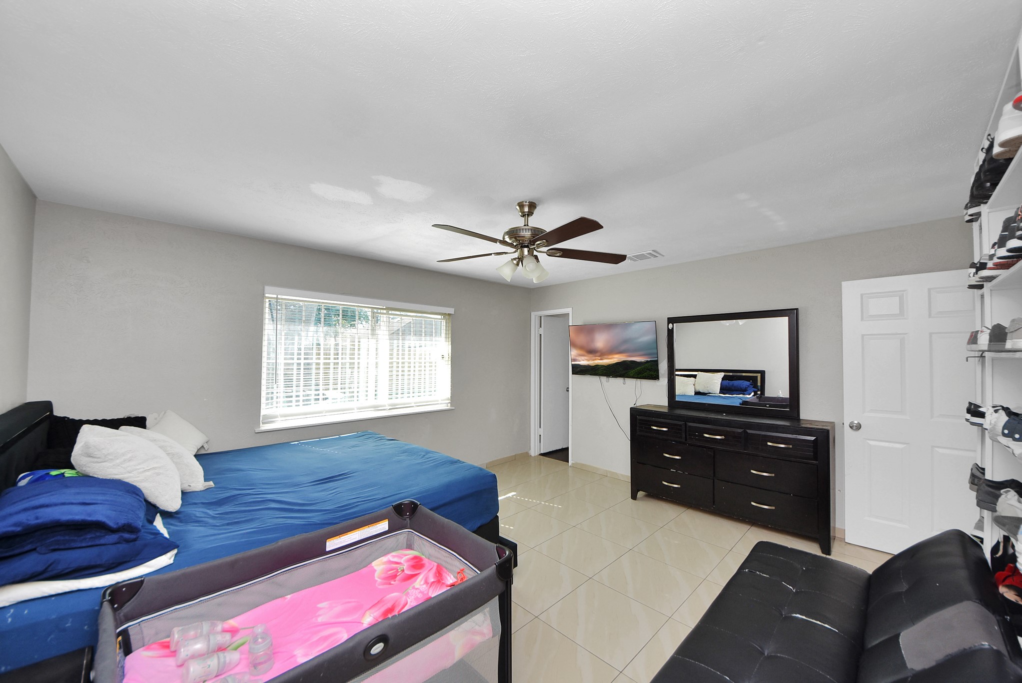 4815 Prairie Ridge Road Houston, TX 77053 - Photo 21 of 44 a living room with furniture and a flat screen tv