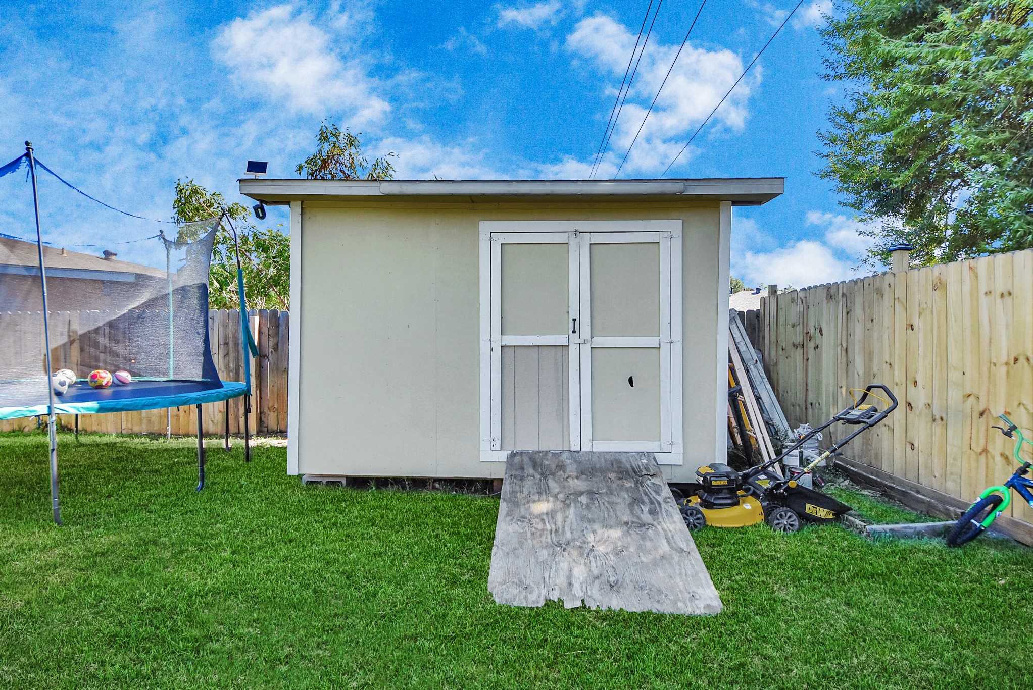 4815 Prairie Ridge Road Houston, TX 77053 - Photo 40 of 44 a view of a backyard with a chair and a table