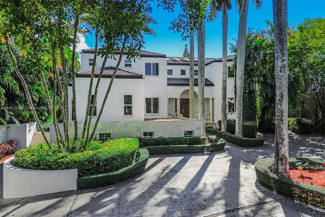 a view of a house with backyard and garden